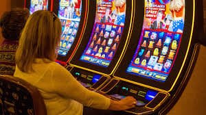 Ruang Live Casino dengan dealer profesional memberikan pengalaman permainan kasino yang menarik